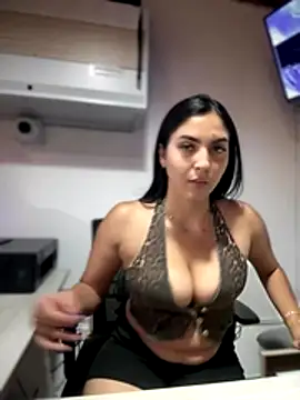 Snapshot of MarianaBenz chatting on 11.16.25 MarianaBenz online show from 11.16.25