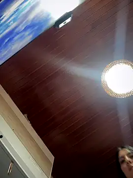 Snapshot of MarianaBenz chatting on 12.16.25 MarianaBenz online show from 12.16.25