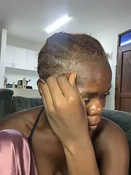 Snapshot of petiteebony_81 chatting on 02.11.26 petiteebony 81 online show from 02.11.26