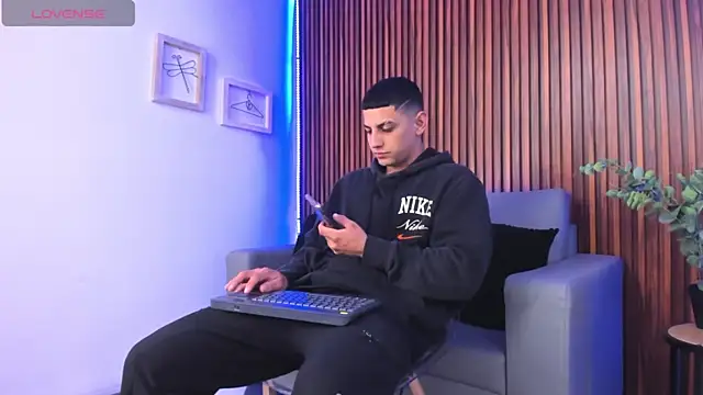 Snapshot of Alex_cute77 chatting on 04.21.26 Alex cute77 online show from 04.21.26