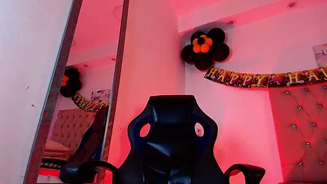 Snapshot of Katy_Van chatting on 10.19.25 Katy Van online show from 10.19.25