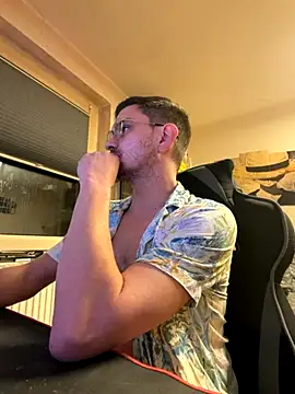 Snapshot of Shaiiboy chatting on 10.25.25 Shaiiboy online show from 10.25.25