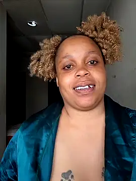 Snapshot of THESHORTQUEEN chatting on 11.04.25 THESHORTQUEEN online show from 11.04.25