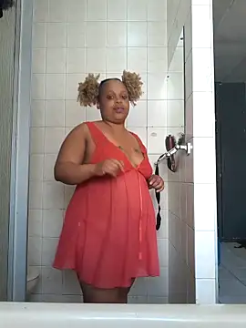 Snapshot of THESHORTQUEEN chatting on 11.05.25 THESHORTQUEEN online show from 11.05.25