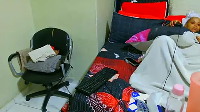 THESHORTQUEEN online show from 12.22.25