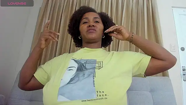 Snapshot of AliciaMiilf chatting on 09.25.25 AliciaMiilf online show from 09.25.25