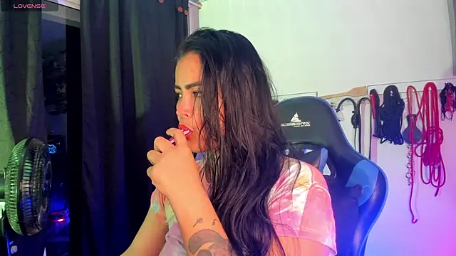 Snapshot of scarlet-kennedy98 chatting on 12.19.24 scarlet-kennedy98 online show from 12.19.24