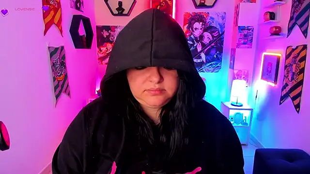 Snapshot of Luise_Meyrink chatting on 12.31.24 Luise Meyrink online show from 12.31.24