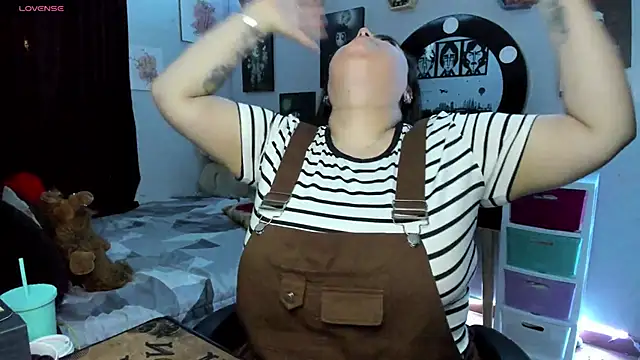 Snapshot of Luise_Meyrink chatting on 09.28.25 Luise Meyrink online show from 09.28.25