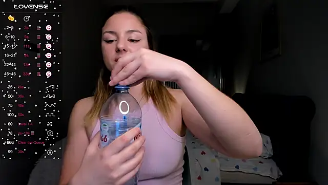 Snapshot of ThreeshaWhite chatting on 03.18.25 ThreeshaWhite online show from 03.18.25