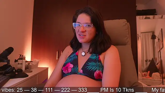 Snapshot of Anah_s chatting on 04.21.26 Anah s online show from 04.21.26
