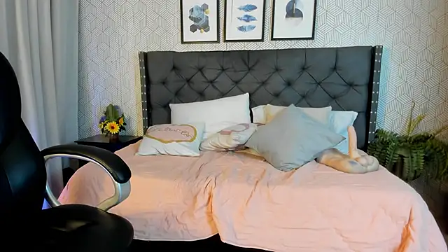 emma  smith1 online show from 02.19.25