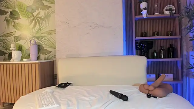 LIAH IZUMI online show from 10.28.25