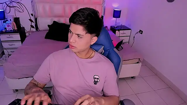 Snapshot of Niicky1_ chatting on 12.20.24 Niicky1  online show from 12.20.24