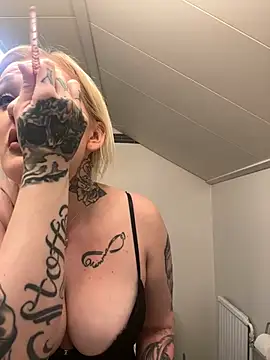 Snapshot of QueenOfFknBj chatting on 01.13.25 QueenOfFknBj online show from 01.13.25