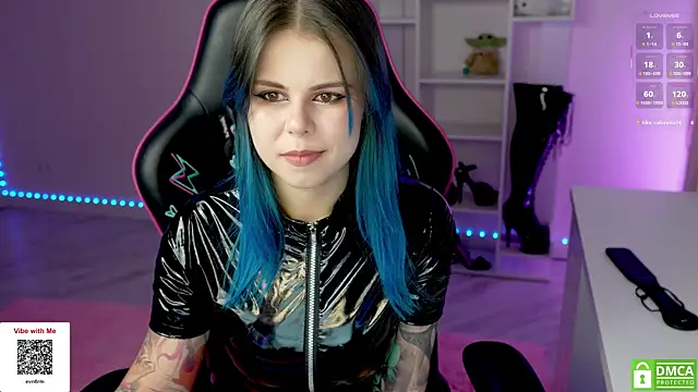 Snapshot of Latex_Kitty chatting on 11.22.25 Latex Kitty online show from 11.22.25