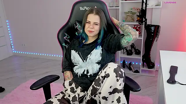 Snapshot of Latex_Kitty chatting on 03.18.26 Latex Kitty online show from 03.18.26