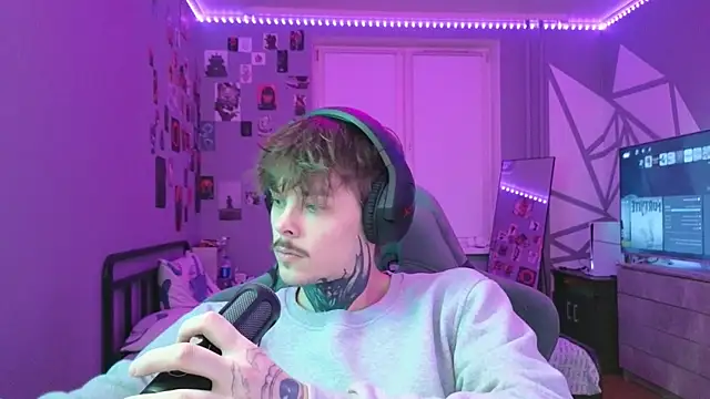 Snapshot of DENIS_HERE chatting on 02.11.25 DENIS HERE online show from 02.11.25