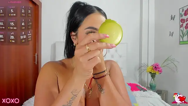 Snapshot of VenussVega chatting on 11.19.25 VenussVega online show from 11.19.25