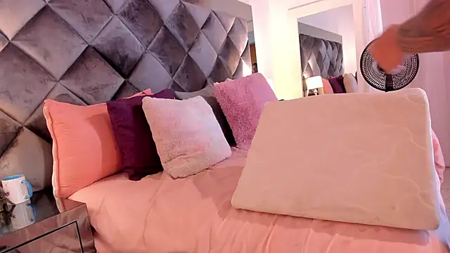 sofhiaa adaams online show from 02.07.25