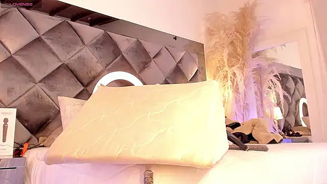 sofhiaa adaams online show from 10.30.25