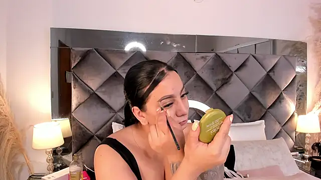 sofhiaa adaams online show from 11.12.25