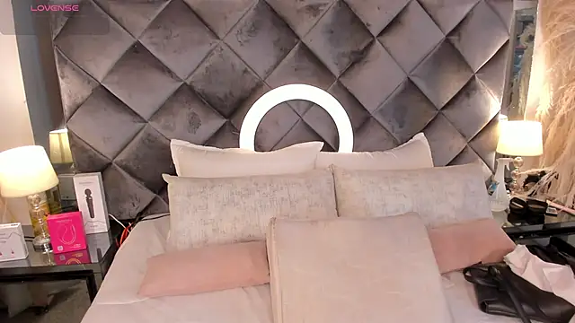 sofhiaa adaams online show from 11.20.25