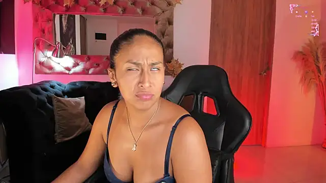 Snapshot of AmelyaMann chatting on 04.30.26 AmelyaMann online show from 04.30.26