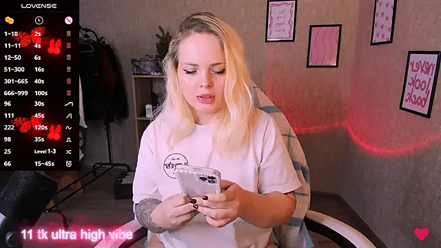 Snapshot of flower_sarah_ chatting on 03.05.25 flower sarah online show from 03.05.25