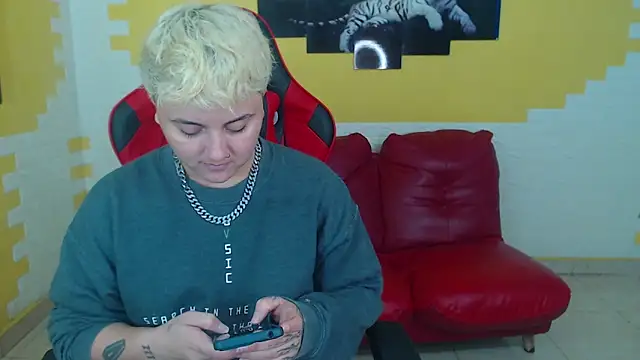 Snapshot of isabeautyx19 chatting on 12.20.24 isabeautyx19 online show from 12.20.24