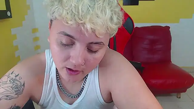 Snapshot of isabeautyx19 chatting on 12.23.24 isabeautyx19 online show from 12.23.24