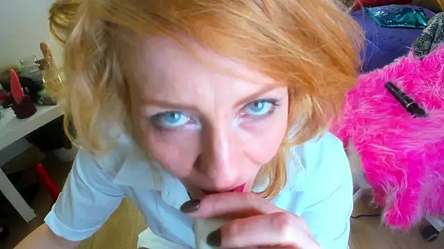Snapshot of SquirtyAlisa chatting on 10.17.25 SquirtyAlisa online show from 10.17.25