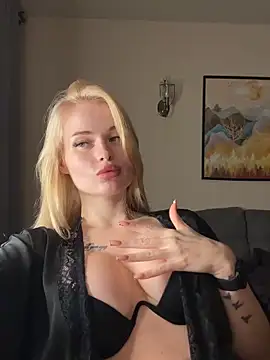 Snapshot of Vladamais chatting on 11.05.25 Vladamais online show from 11.05.25