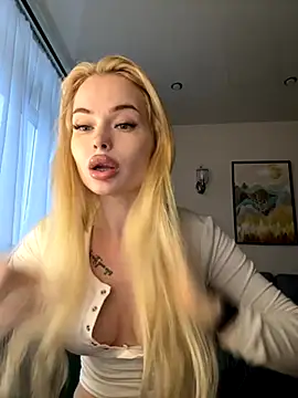 Snapshot of Vladamais chatting on 11.13.25 Vladamais online show from 11.13.25