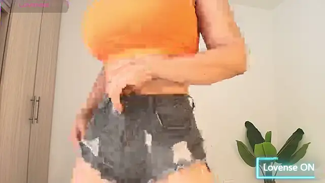 Snapshot of perla_milf4u chatting on 10.12.25 perla milf4u online show from 10.12.25