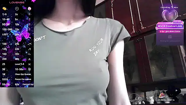 Snapshot of ElizaSwon chatting on 06.02.26 ElizaSwon online show from 06.02.26