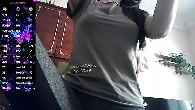 Snapshot of ElizaSwon chatting on 06.18.26 ElizaSwon online show from 06.18.26