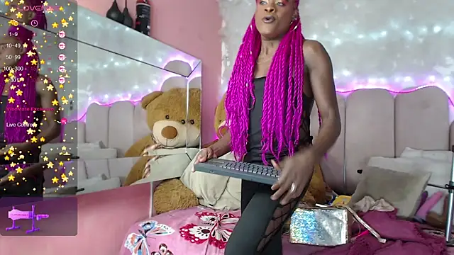 Snapshot of puca_ebony chatting on 12.24.24 puca ebony online show from 12.24.24