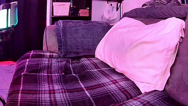 Snapshot of famousALYX chatting on 10.31.25 famousALYX online show from 10.31.25