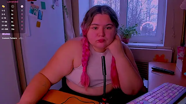 Freakcute  online show from 12.20.24