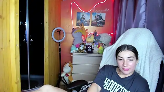 Snapshot of Fiery_Brunette_ chatting on 06.18.26 Fiery Brunette online show from 06.18.26