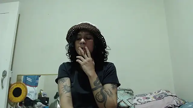 Snapshot of AlinaWoolf_ chatting on 05.18.26 AlinaWoolf online show from 05.18.26