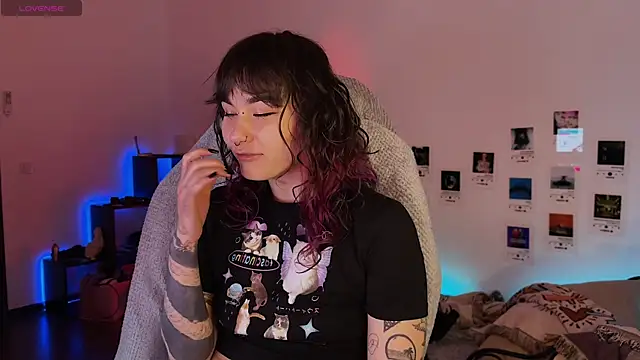 Snapshot of deadlysweet chatting on 04.27.26 deadlysweet online show from 04.27.26