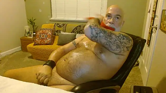 Snapshot of musclebearnips chatting on 11.17.25 musclebearnips online show from 11.17.25