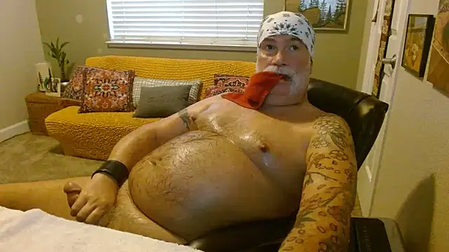 Snapshot of musclebearnips chatting on 11.21.25 musclebearnips online show from 11.21.25
