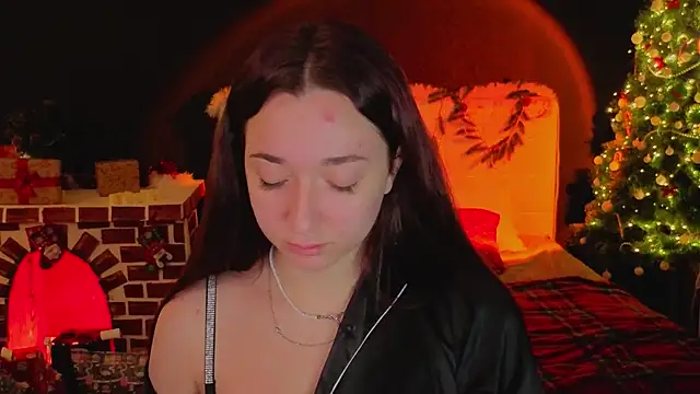 Snapshot of YasmineWest chatting on 12.15.25 YasmineWest online show from 12.15.25