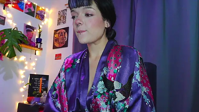 Snapshot of purple_em69 chatting on 01.21.25 purple em69 online show from 01.21.25