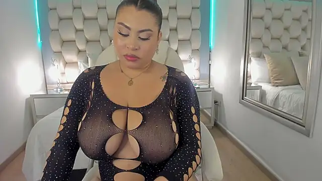 Snapshot of Helleamazing chatting on 12.08.24 Helleamazing online show from 12.08.24