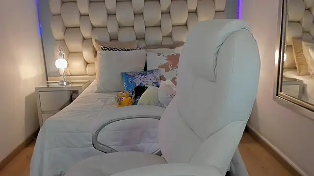 Snapshot of Helleamazing chatting on 01.31.25 Helleamazing online show from 01.31.25