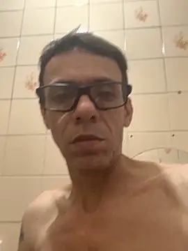 Snapshot of EdsonCota chatting on 10.11.25 EdsonCota online show from 10.11.25